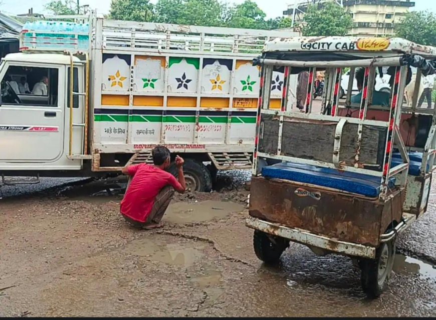 बड़े हादसे को दावत दे रहा राठ सीएचसी के गेट के बाहर सड़क पर स्थित बड़ा गढ्ढा, सभी प्रशासनिक अधिकारी निकलते हैं यहां से, लेकिन संवेदनहीनता की कमी,घण्टों फंसी रही पिकअप