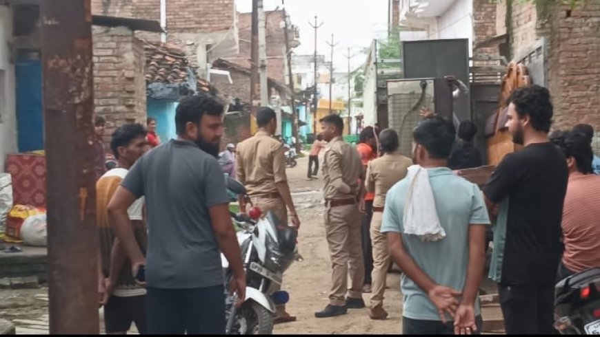 कोतवाली पुलिस की मौजूदगी में निकाला गया सामान दो दिन पहले पुलिस ने दर्ज किया था बंधक बना कर रखने का मुकदमा