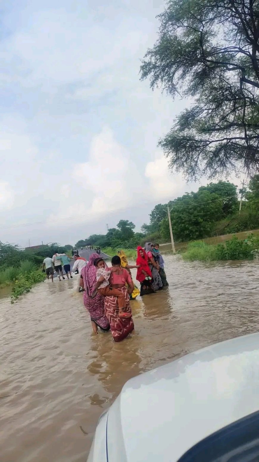 कालपी के महेवा गांव में यमुना का पानी घुसा, प्रशासन लगा बचाव में