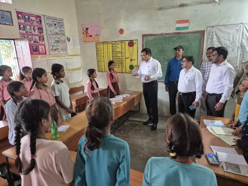 मंगरौल में बच्चों को "बाढ़ की पाठशाला" जिलाधिकारी व पुलिस अधीक्षक ने समझाया बाढ़ का विज्ञान और सुरक्षा के उपाय