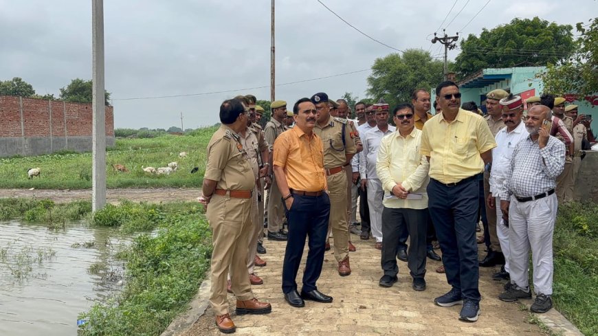मण्डलायुक्त ने पुलिस महानिरीक्षक, जिलाधिकारी, वरिष्ठ पुलिस अधीक्षक के साथ  बाढ़ प्रभावित गांवो व बाढ़ चैकियों का किया निरीक्षण