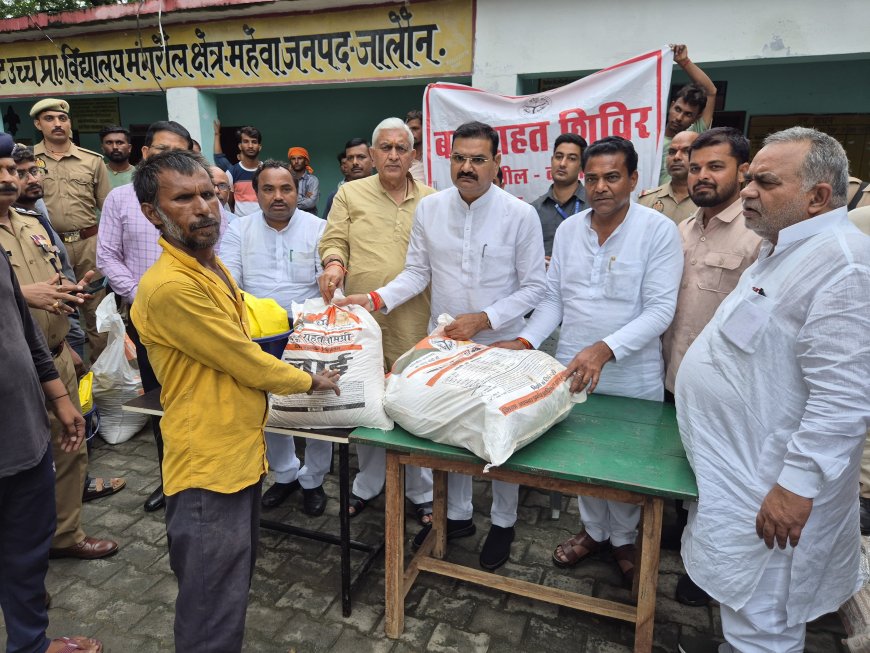 मा0 प्रभारी मंत्री संजय सिंह गंगवार ने मंगरौल में बाढ़ पीड़ितों को वितरित की राहत सामग्री, कहा हर प्रभावित के साथ है सरकार
