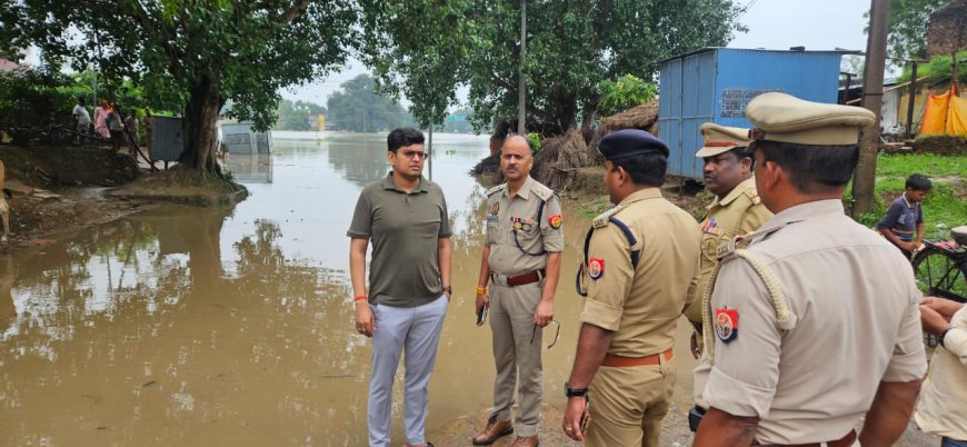 जिलाधिकारी एवं पुलिस अधीक्षक द्वारा थाना क्षेत्र सरधुवा में बाढ़ प्रभावित क्षेत्रों का भ्रमण कर सुरक्षा व्यवस्था का जायजा लिया गया