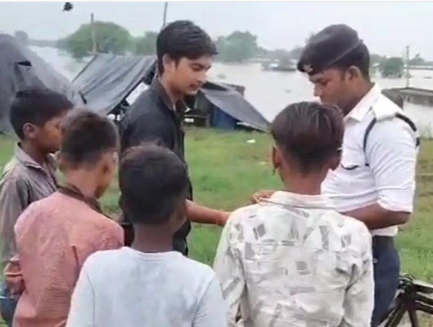 बाढ़ से बेहाल बच्चों के बीच पहुंचे ट्रैफिक कांस्टेबल,राहत शिविरों में बच्चों को बांटे समोसे