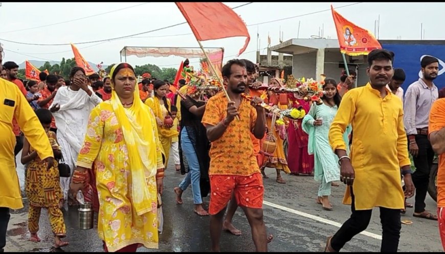सावन की आखिरी सोमवार को लेकर कांवरियों का जन सैलाब सड़को पर उमड़ा भीड़ शिव भक्त शिव भगवान के ऊपर जल अभिषेक किये