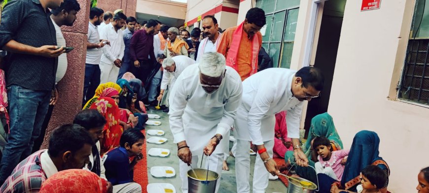 कैबिनेट मंत्री स्वतंत्रदेव सिंह एवं प्रभारी मंत्री ने बाढ़ पीड़ितों का भोजन परोसा