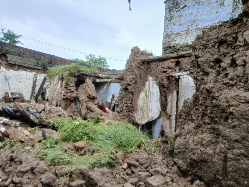 24घंटो से हो रही तेज बारिस से जर्जर बना कच्चा मकान रात में भरभराकर गिरा कोई जनहानि नहीं
