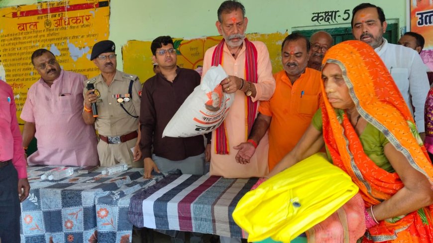 चित्रकूट प्रभारी मंत्री/  राज्यमंत्री, श्रम एवं सेवायोजन विभाग, उ०प्र०  की अध्यक्षता में राहत वितरण कार्यक्रम का आयोजन कंपोजिट विद्यालय सरधुवा में हुआ