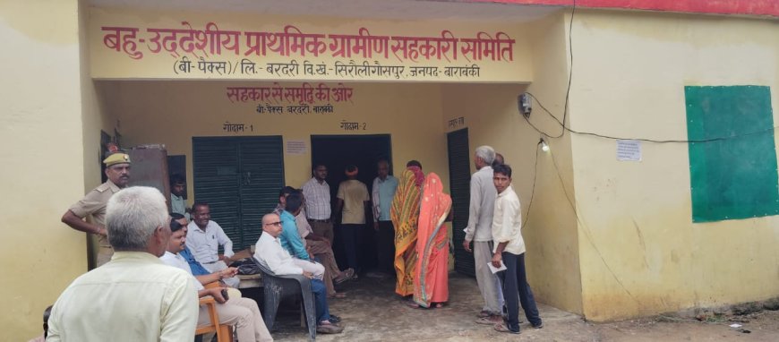 नायब तहसीलदार दिनेश पान्डेय ने साधन सहकारी समिति बरदरी में बंटवाई खाद