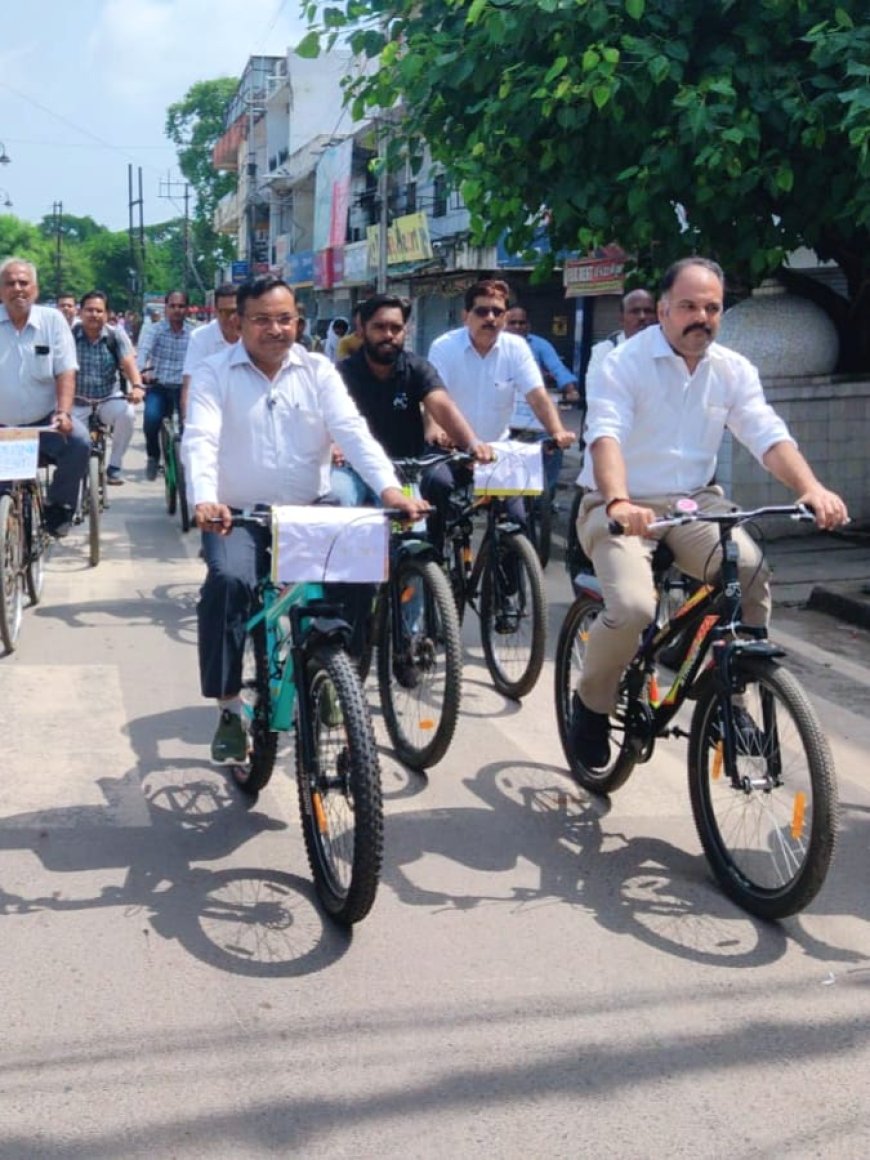 कमिश्नर तथा अधिकारी-कर्मचारी साइकिल से पहुंचे कार्यालय कमिश्नर रीवा की अनूठी पहल - पर्यावरण और स्वास्थ्य रक्षा के लिए एक दिन साइकिल