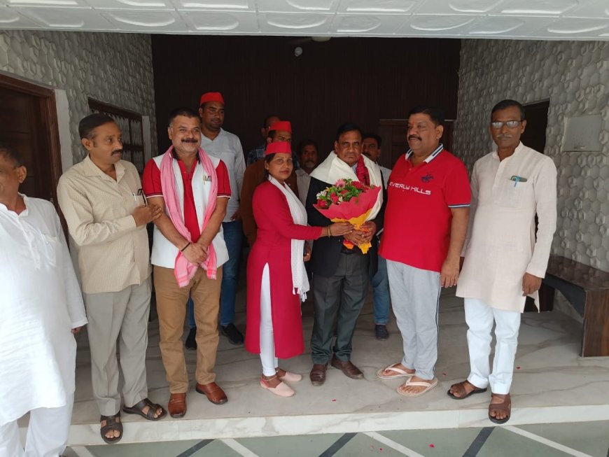 पूर्व कैबिनेट मंत्री अरविंद कुमार सिंह गोप के आवास पर नरेंद्र वर्मा का स्वागत किया गया