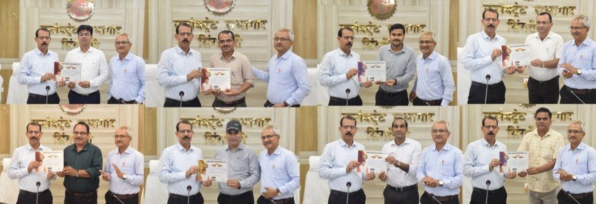 सीएम हेल्पलाइन में उत्कृष्ट कार्य करने वाले अधिकारियों को प्रशस्ति पत्र देकर कलेक्टर ने किया सम्मानित