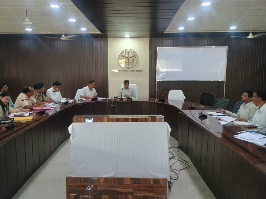 जिलाधिकारी  शिवशरणप्पा जी एन की अध्यक्षता में जिला स्तरीय सड़क सुरक्षा समिति की बैठक कलेक्ट्रेट सभागार में संपन्न हुई।