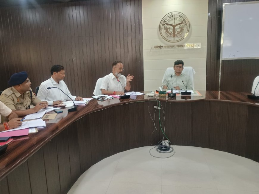 जिलाधिकारी  शिवशरणप्पा जी एन की अध्यक्षता में जिला स्तरीय सड़क सुरक्षा समिति की बैठक कलेक्ट्रेट सभागार में संपन्न हुई।