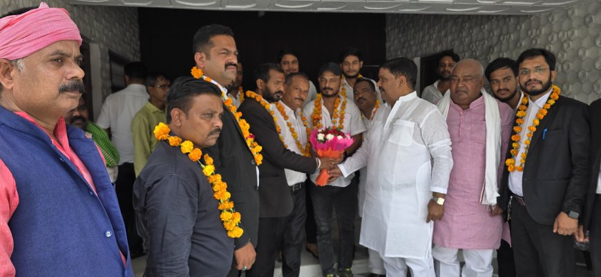 पूर्व मुख्यमंत्री के ओ एस डी समेत दर्जनों अधिवक्ता सपा में शामिल