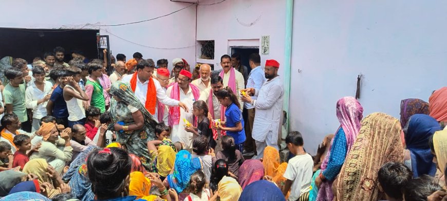 सपा कार्यकर्ताओं द्वारा बाढ़ पीड़ित इलाके में राहत सामग्री का वितरण अनवरत जारी