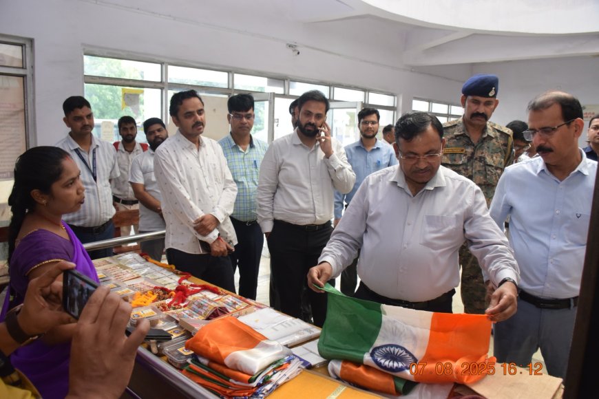 रीवा कमिश्नर ने स्वा सहायता समूहो द्वारा आयोजित तिरंगा विक्रय केन्द्र का किया अवलोकन