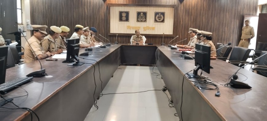 पुलिस अधीक्षक चित्रकूट द्वारा सर्किल राजापुर के समस्त विवेचकों का अर्दली रुम कर लंबित विवेचनाओं के शीघ्र निस्तारण हेतु आवश्यक दिशा निर्देश दिए।