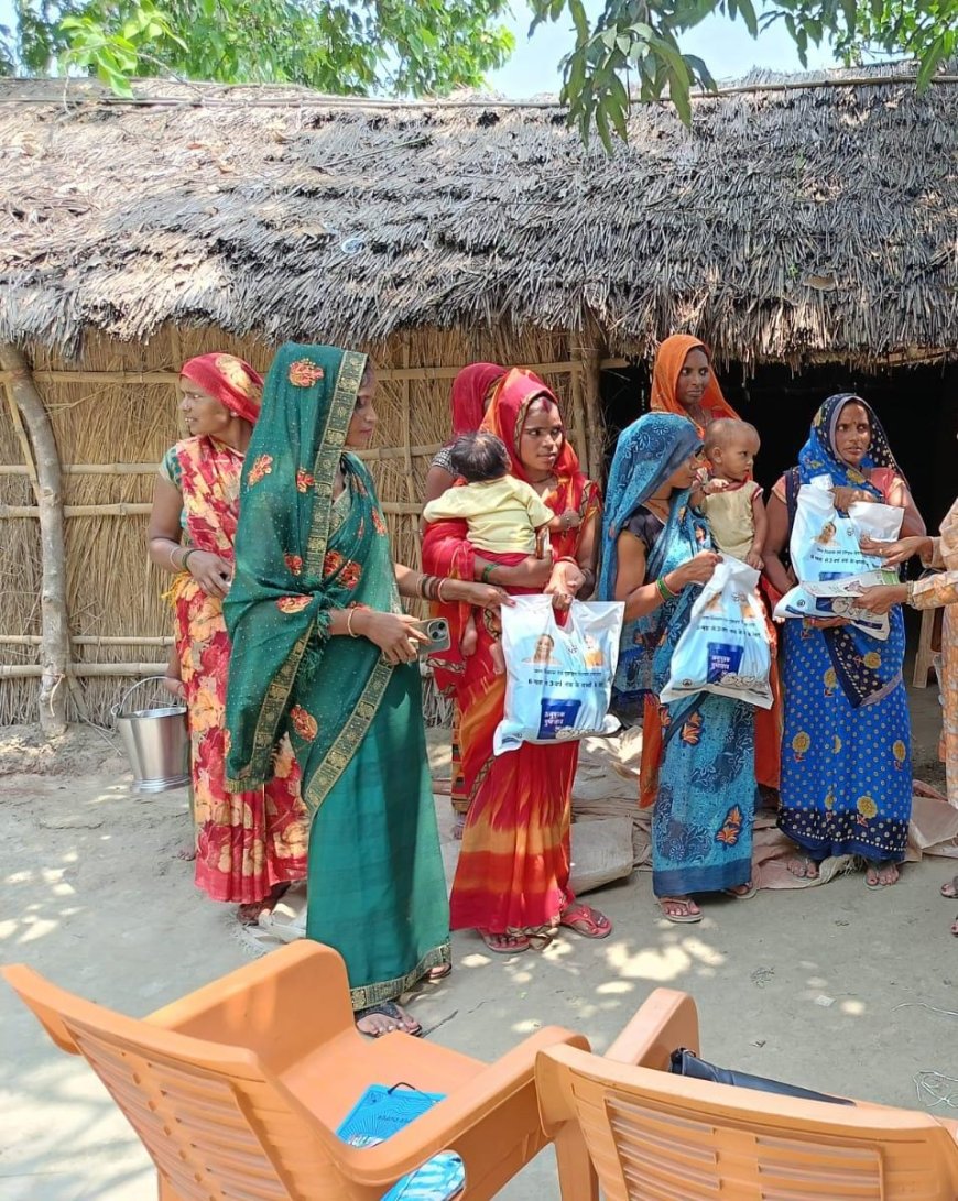 बाल विकास परियोजना अधिकारी अर्चना वर्मा ने बाढ प्रभावित क्षेत्र ढेखवा माफी मे महिलाओं को रासन वितरित किया