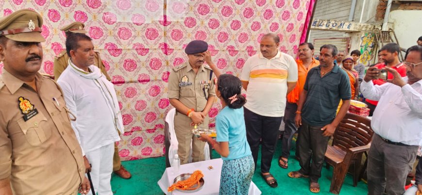 पुलिस अधीक्षक चित्रकूट ने थाना मानिकपुर अन्तर्गत सरैया ग्राम सभा के आदिवासी बस्ती की महिलाओं/बालिकाओं के साथ मनाया पावन पर्व रक्षाबंधन