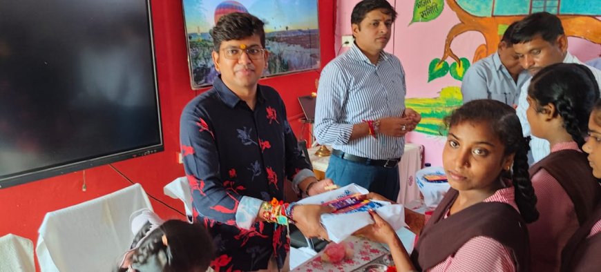 जिलाधिकारी ने कस्तूरबा गांधी आवासीय विद्यालय मऊ में रक्षाबंधन के पवित्र त्यौहार के अवसर पर विद्यालय के छात्राओं से विधि विधान से रक्षा बधवाई ।