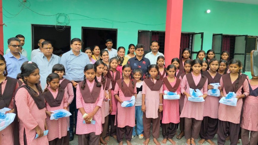 जिलाधिकारी ने कस्तूरबा गांधी आवासीय विद्यालय मऊ में रक्षाबंधन के पवित्र त्यौहार के अवसर पर विद्यालय के छात्राओं से विधि विधान से रक्षा बधवाई ।
