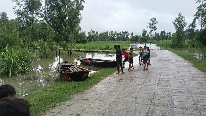तहसीलदार बालेन्दु भूषण वर्मा ने अलीनगर रानीमऊ तटबांध के भीतर बसे गांवों में सरयू नदी घाघरा की बाढ का निरीक्षण एंव ग्रामीणों से बात चीत कर बच्चों की निगरानी रखने की बात कही
