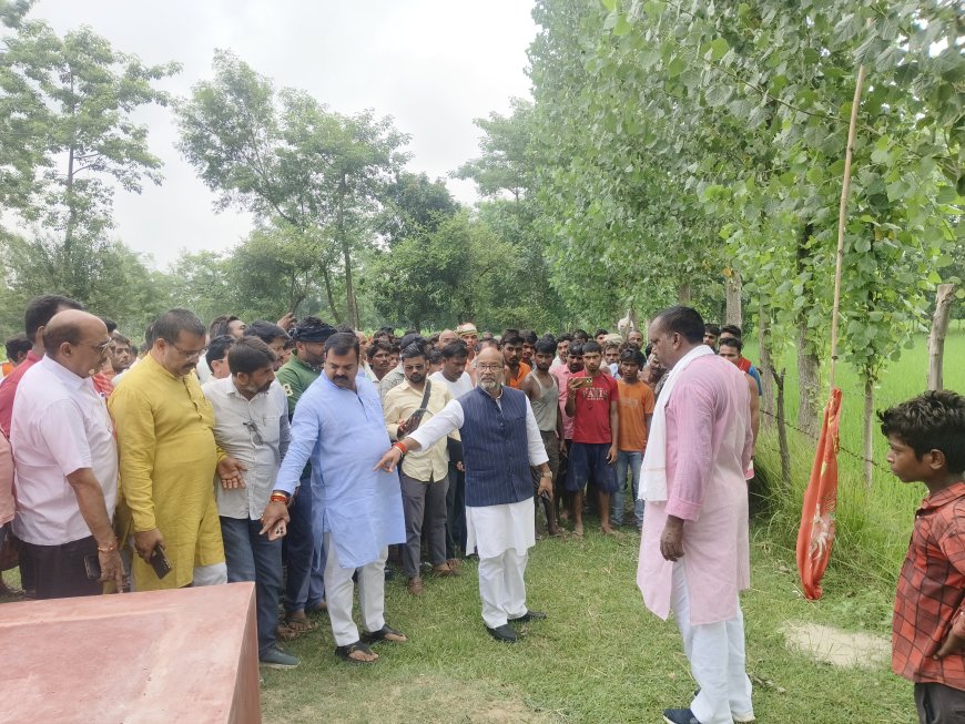 महसी में अराजक तत्वों ने धार्मिक स्थल पर की तोड़ फोड़, काटे नीम के पेड़