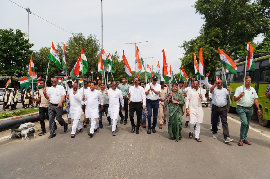 हर घर तिरंगा हर घर स्वच्छता को लेकर निकाली गई तिरंगा रैली विधायक, महापौर, कलेक्टर तथा एसपी ने की तिरंगा रैली की अगुवाई विधायक सिंगरौली द्वारा हर घर स्वच्छता की शपथ दिलाई गई