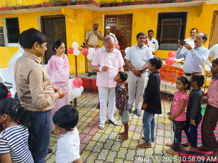 कृमि संक्रमण से बचाने के लिये मुख्य विकास अधिकारी द्वारा राजर्षि पुरषोत्तम दास टंडन पू0मा0वि0 कर्वी में समस्त बच्चो को एल्बेड़ाजोल की टेबलेट खिलाकर कार्यक्रम का शुभारम्भ किया गया,