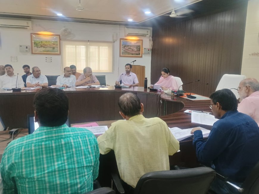 मुख्य विकास अधिकारी की अध्यक्षता में सीएम डैशबोर्ड के माध्यम से विकास प्राथमिकता कार्यक्रमों की समीक्षा बैठक कलेक्ट्रेट सभागार में संपन्न हुई।