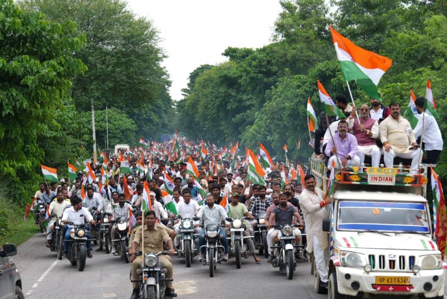 भारत माता की जय  के जायकरो के साथ निकाली गई भव्य तिरंगा यात्रा