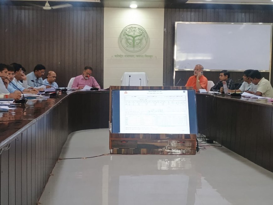 अपर जिलाधिकारी वित्त एवं राजस्व उमेश चन्द्र निगम की अध्यक्षता में कर करेत्तर एवं सीएम डैशबोर्ड के माध्यम से राजस्व कार्यो तथा भूमि अधिग्रहण की समीक्षा बैठक कलेक्ट्रेट सभागार में संपन्न हुई।