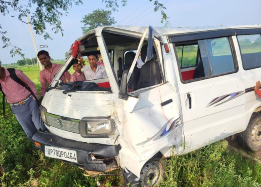 अनियंत्रित होकर पेड़ से टकराई स्कूली वैन में सवार कई मासूम हुए चुटहिल