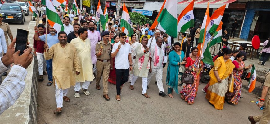 हर घर तिरंगा कार्यक्रम के अंतर्गत आज जनपद चित्रकूट के पटेल तिराहा से धनुष चौराहा होते हुए शहीद पार्क एल आई सी तिराहा तक तिरंगा यात्रा का आयोजन जिला प्रशासन द्वारा किया गया