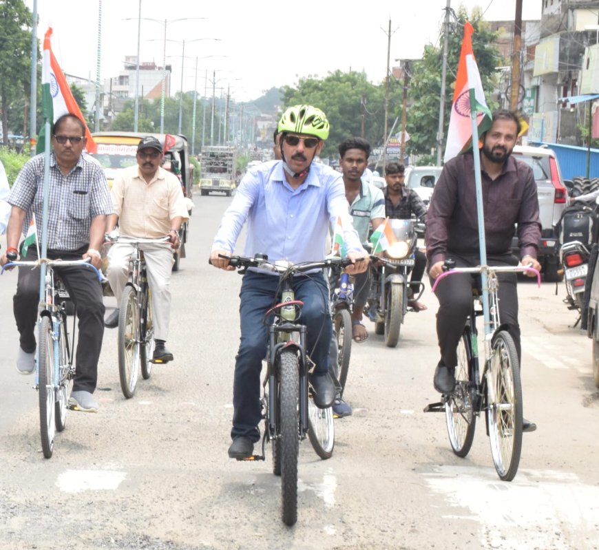 कलेक्टर तथा अधिकारी कर्मचारी साइकिल से पहुंचे कार्यालय विधायक  प्राधिकरण अध्यक्ष तथा निगम अध्यक्ष ने पुष्प वर्षा कर किया स्वागत जनसुनवाई में साईकिल से आए हुए आवेदकों का कलेक्टर ने किया स्वागत