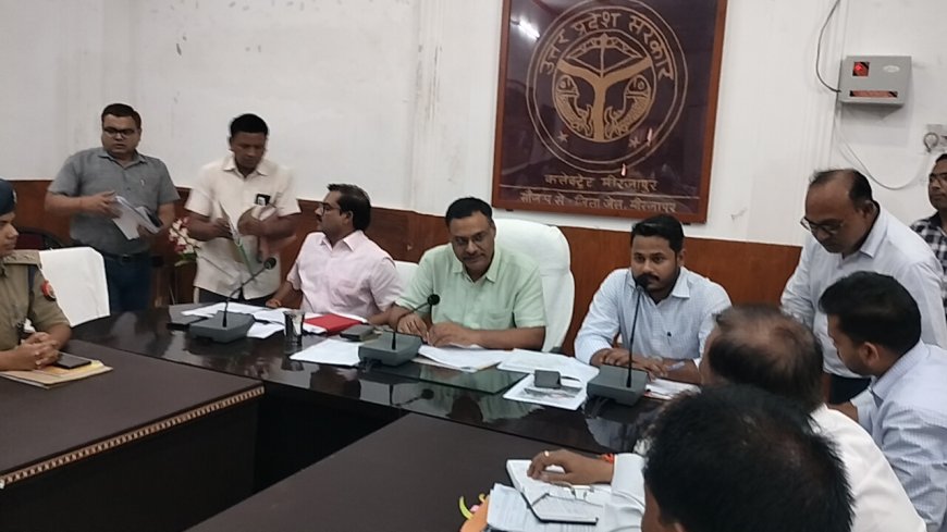 जिलाधिकारी ने सड़क सुरक्षा समिति की बैठक में दुर्घटनाओं को रोकने हेतु दिया आवश्यक दिशा निर्देश