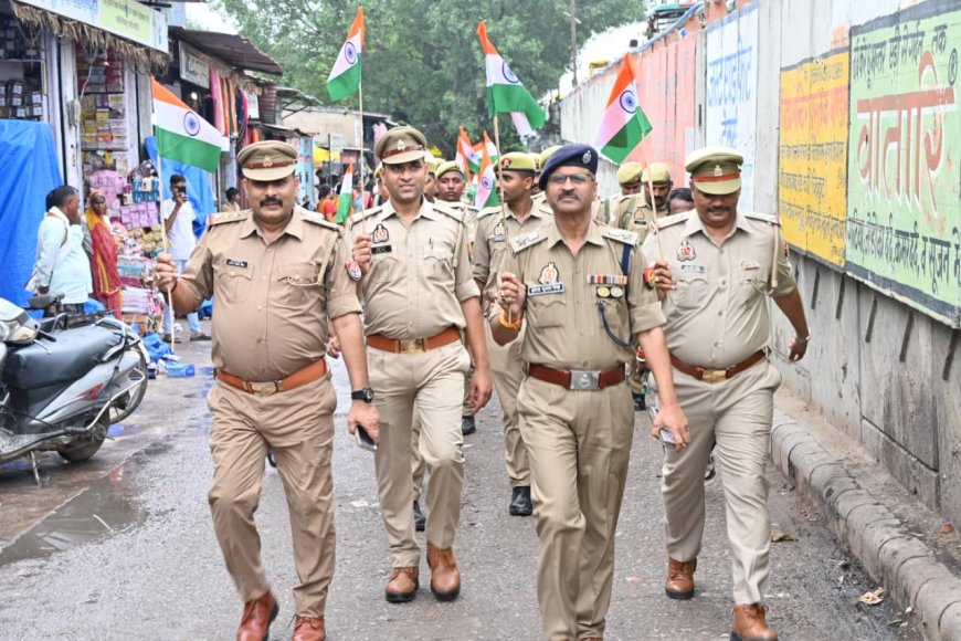 पुलिस अधीक्षक चित्रकूट के नेतृत्व में कर्वी शहर में तिरंगा यात्रा निकालकर आमजनमानस में देश भक्ति की भावना जागृत की गयी