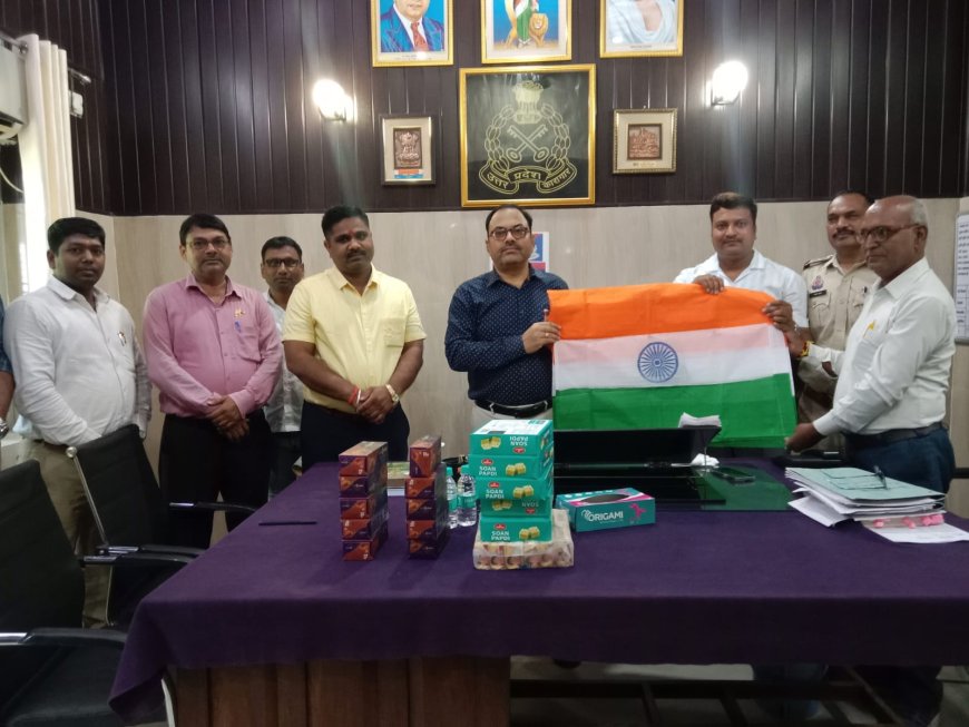 अपराध निरोधक समिति ने जेल प्रशासन को सौंपा राष्ट्रीय ध्वज