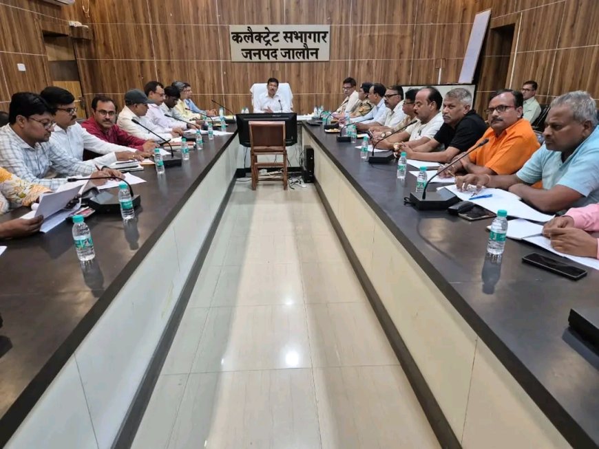 सड़क सुरक्षा समिति की बैठक में जिलाधिकारी ने दिए कड़े निर्देश, लापरवाही पर होगी कार्रवाई