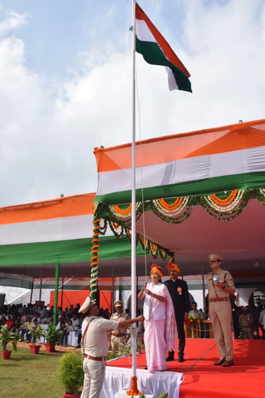 स्वतंत्रता दिवस में सिंगरौली जिले में आन-बान-शान से लहराया तिरंगा स्वतंत्रता दिवस समारोह में राज्यमंत्री श्रीमती राधा सिंह  ने ध्वजारोहण करके ली परेड की सलामी
