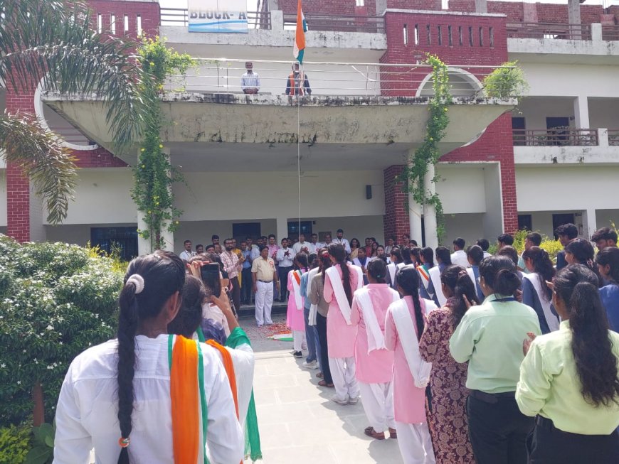 प्रयागराज गंगापार मे स्थित राधारमण मिश्र पी० जी० कालेज मे राष्ट्रीय पर्व स्वतंत्रता दिवस के अवसर पर राष्ट्रीय ध्वजारोहण,छात्रों ने अपनी प्रस्तुतियों से मन मोहा