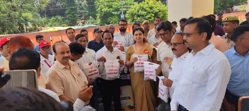 रोटरी क्लब ने स्वतंत्रता दिवस पर मेडिकल कॉलेज में बांटे फल व मिष्ठान