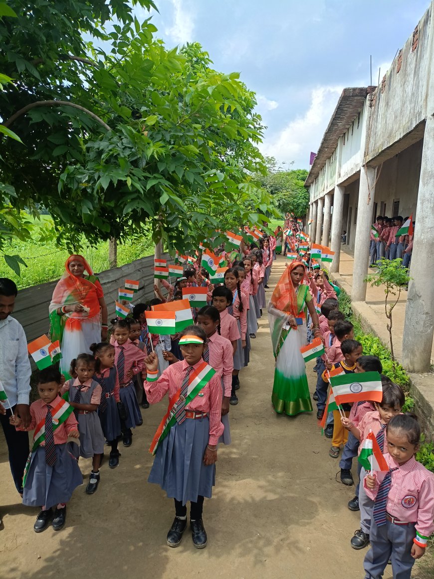 इन्दिरा पब्लिक स्कूल में रही स्वतंत्रता दिवस की धूम, भोले मिश्रा की प्रस्तुति ने बच्चों के बीच बांधा समां