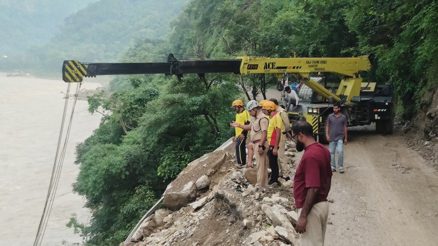 पौड़ी पुलिस नीलकंठ मार्ग पर लैंडस्लाइड में लापता युवकों की तलाश में लगातार जुटी।