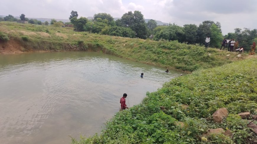 पबजी के चक्कर में तालाब मे बाईक फेंक कर अचानक गायब हुआ युवक