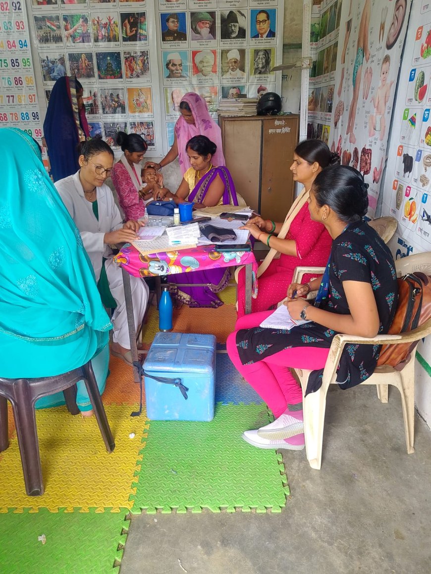 बरसात और दुर्गम रास्तों  नादी नालो को पार कर गर्भवती महिलाओ बच्चो को स्वास्थ्य विभाग की टीम कर रही है उनकी स्वास्थ्य सेवाएं