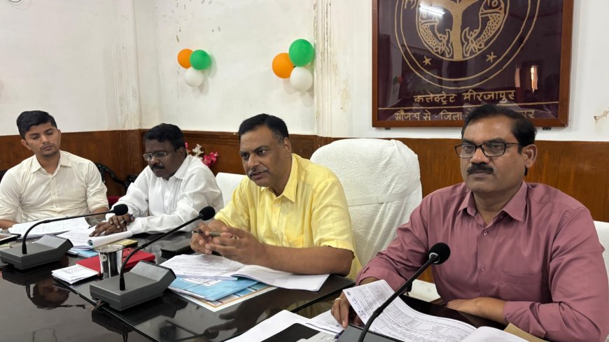 मुख्यमंत्री डैशबोर्ड जिला अनुश्रवण पुस्तिका पर परिलक्षित राजस्व से सम्बन्धित  श्रेणीवार जिलाधिकारी ने की समीक्षा