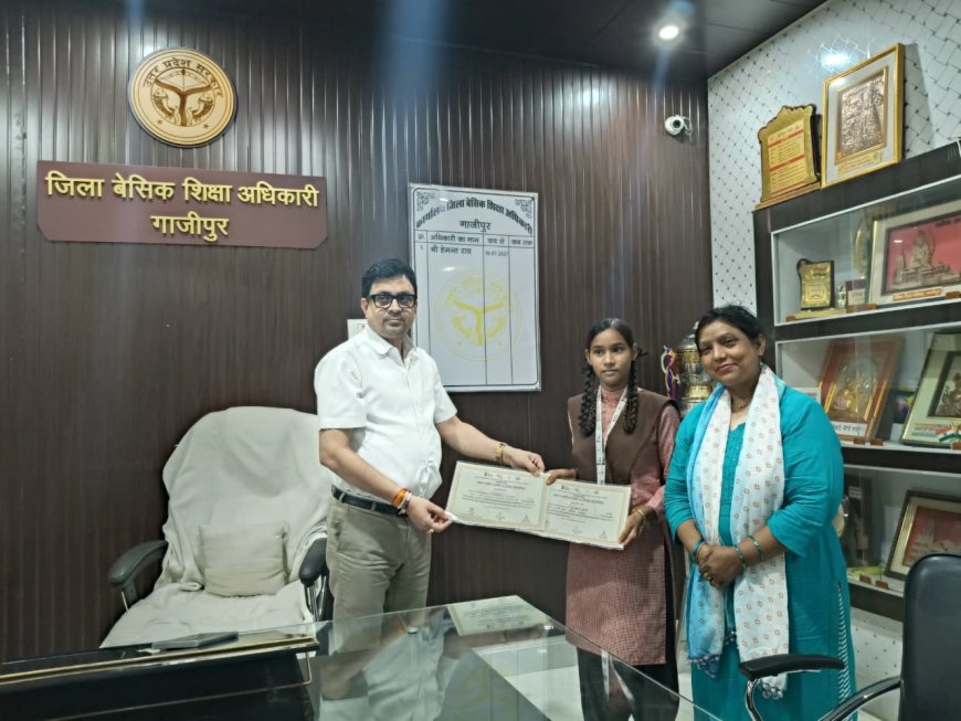 कम्पोजिट विद्यालय डिलिया की छात्रा कंचन को प्रशस्ति पत्र व मेडेल देकर बी0एस 0ए 0 ने सम्मानित किया