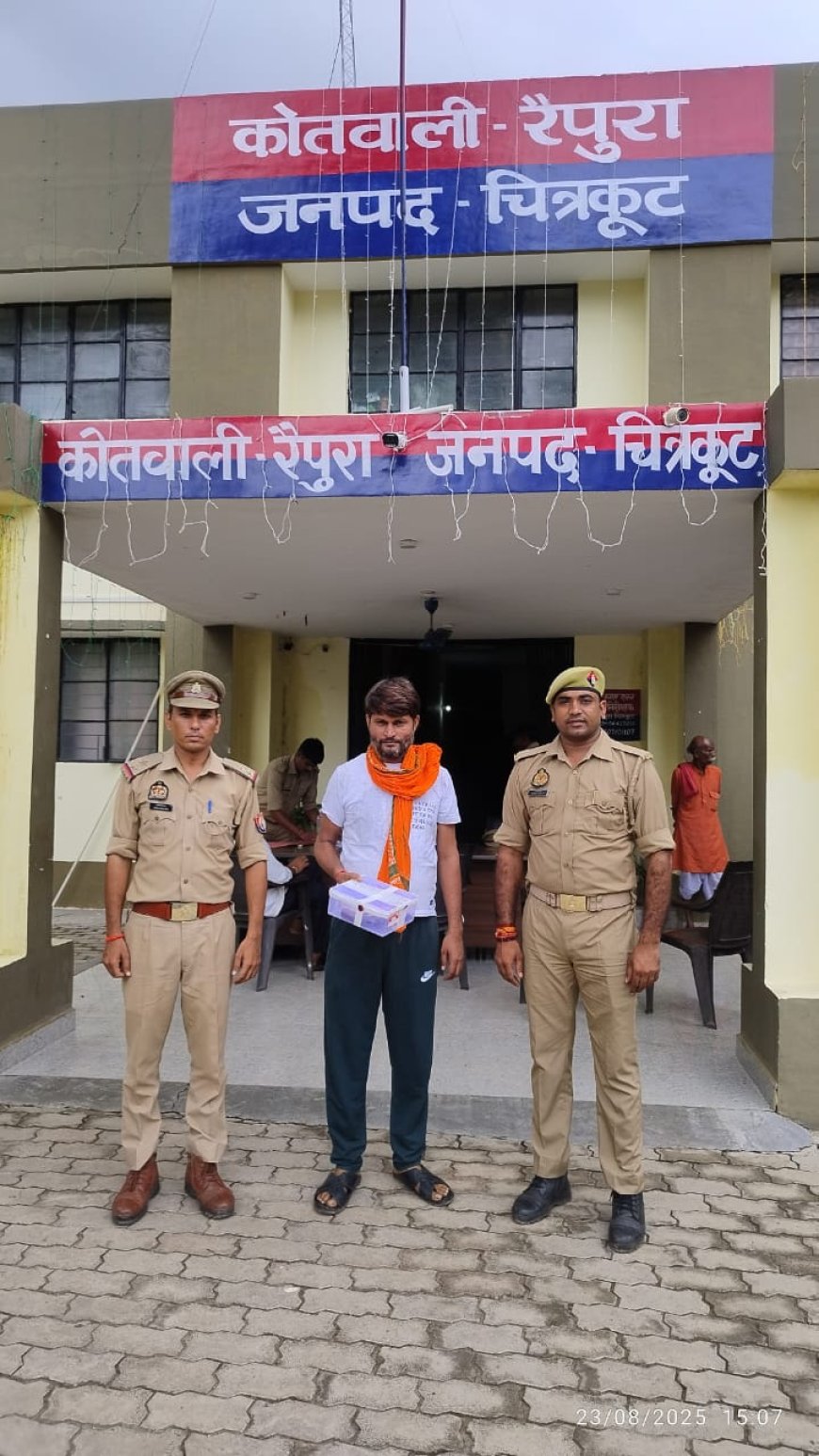 थाना रैपुरा पुलिस टीम ने अवैध तमंचे से गोली मारकर घायल करने वाले आरोपी अभियुक्त को घटना में प्रयुक्त अवैध तमंचा व 01 अदद खोखा कारतूस के साथ गिरफ्तार किया गया।